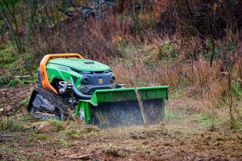 Green Climber LV600 v plném nasazení při drcení křovin