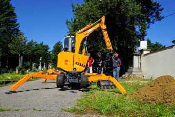 První hřbitovní bagr v ČR - urychlí a zjednoduší práci